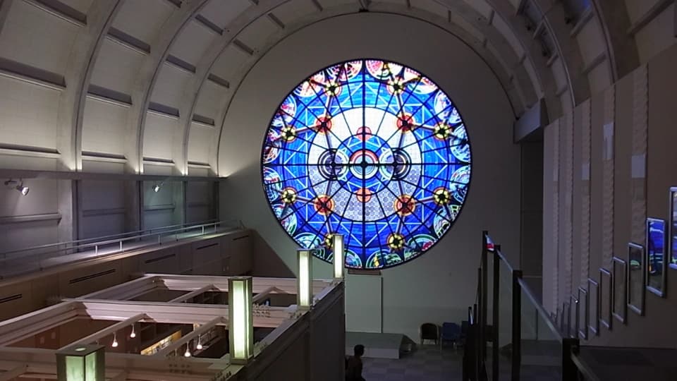 福岡県の北九州市立図書館のバラ窓